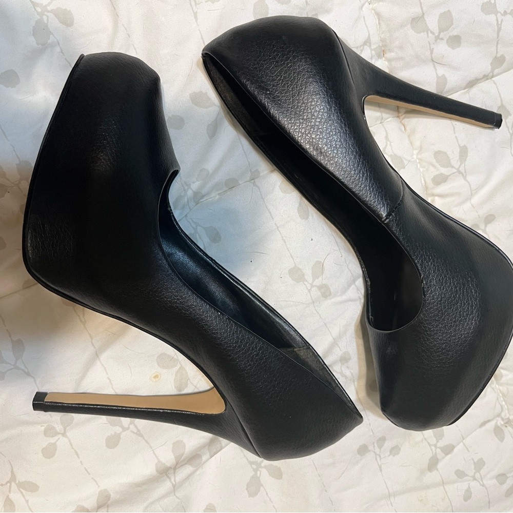 Eye Catching Heels ! 👠 Gorgeous black platform pumps
